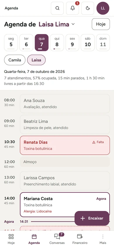 Agenda do dia no celular, com os dias da semana, a profissional escolhida, cada horário com a paciente e o status, e o botão Encaixar