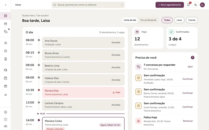 Tela de início no computador: a linha do dia com os atendimentos de duas profissionais, os números de hoje e a lista Precisa de você