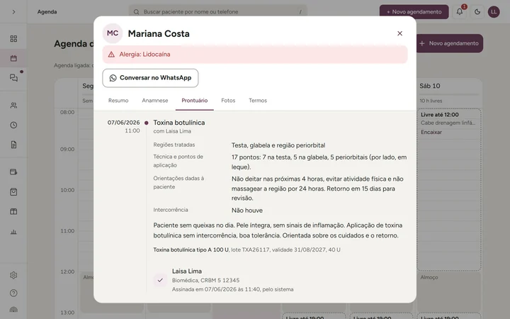 Ficha da paciente com o alerta de alergia no topo, a evolução da toxina botulínica com regiões, técnica e orientações, e a assinatura da biomédica